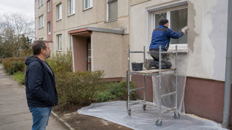 Fasáda staršího bytového domu s panelovými balkony, ilustrační foto k tématu fondu oprav a správy domu