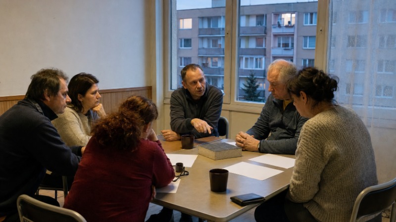 Panelový bytový dům s více vchody, typická budova spravovaná SVJ nebo bytovým družstvem