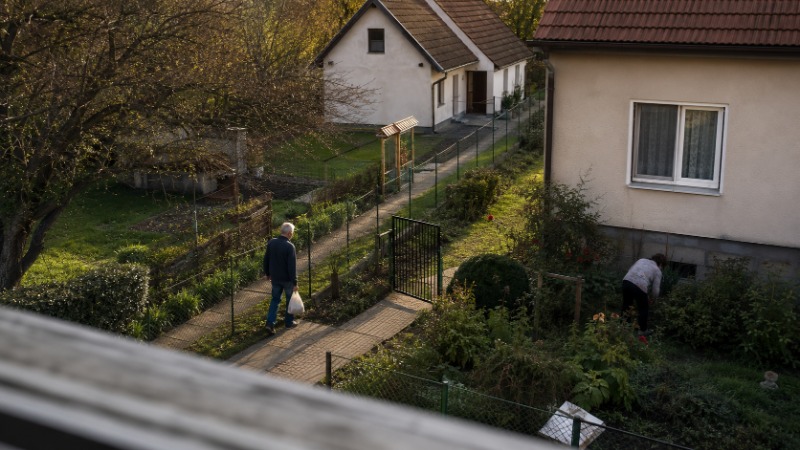 Ruka ukazuje na mapový podklad pozemku s vyznačenou cestou přes sousední parcelu jako příklad věcného břemene